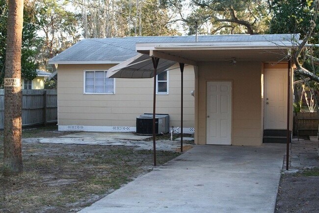 Foto del edificio - Two Bedroom House with carport