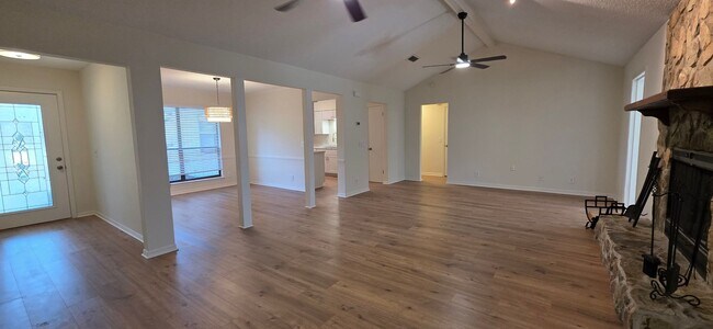 Foto del edificio - Large 4 Bedroom Located in Arlington!