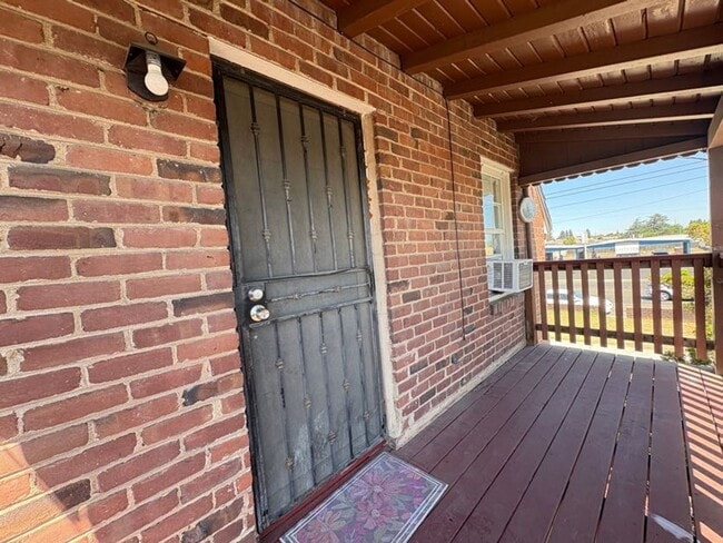 Building Photo - Charming 2 Bedroom Upstairs Unit in the He...