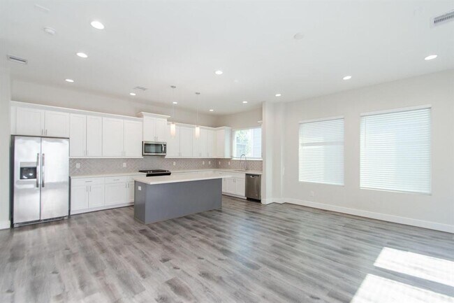 Foto del edificio - 3344 Pinemont Dr