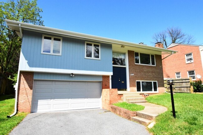 Foto del edificio - Awesome 4BR, 3BA Close In Bethesda Home With 2 Car Garage!!!
