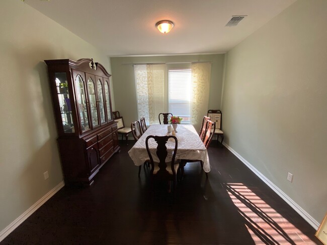 Foto del edificio - 820 Olive Ln