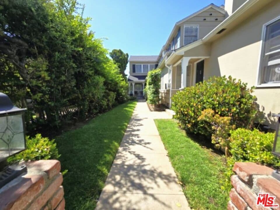 Primary Photo - 10360 1/2 Ashton Ave