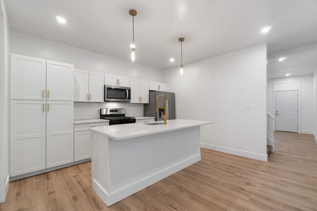 Building Photo - Beautifully renovated 4 bed, 2.5 bath, loc...