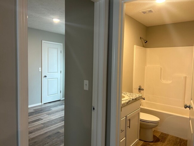 Building Photo - 3 bedroom home with fenced in back yard!