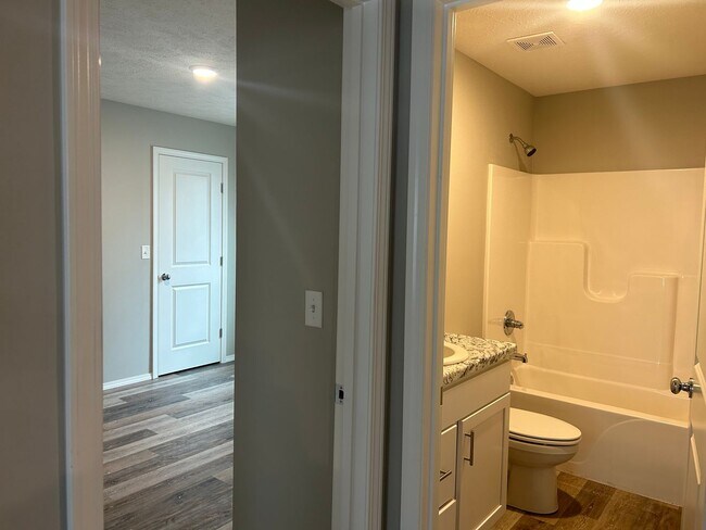 Foto del edificio - 3 bedroom home with fenced in back yard!