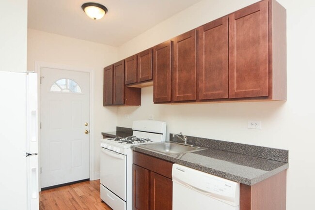 Building Photo - 629 W Cornelia Ave