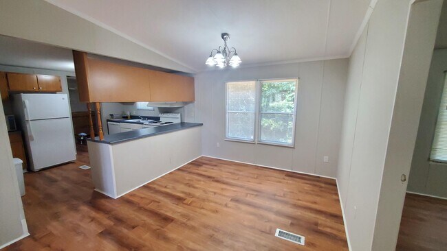 Foto del edificio - 4221 Holcomb Cir