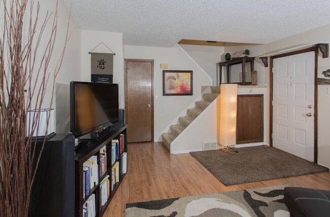 Building Photo - Freshly updated and spacious 2-bed/1.5 bat...