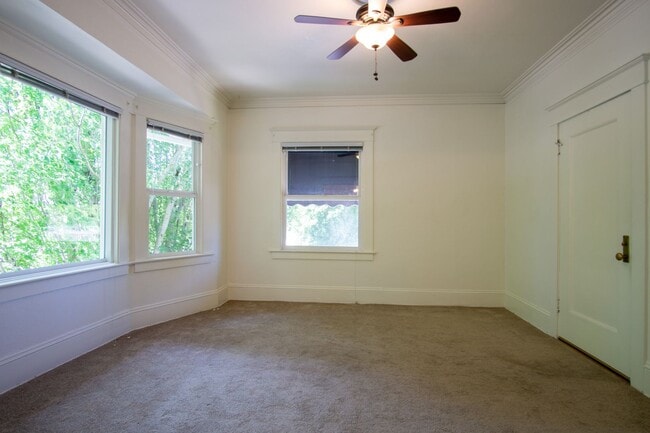 Foto del edificio - Lease this Beautiful Sullivan's Gulch Vintage 2-Bed w/Sunroom!