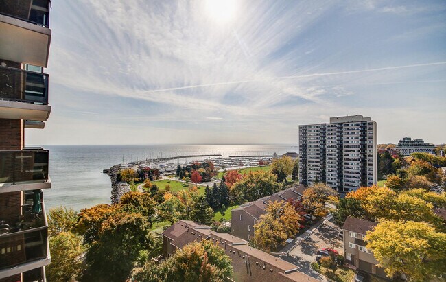 Photo du bâtiment - 2220 Marine Drive