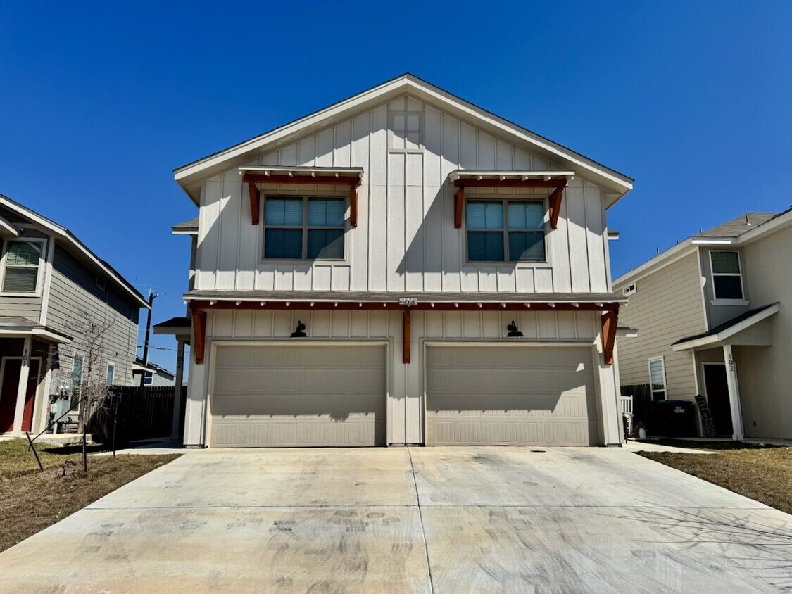 Foto principal - PRICE REDUCED...All hard wood floors and r...