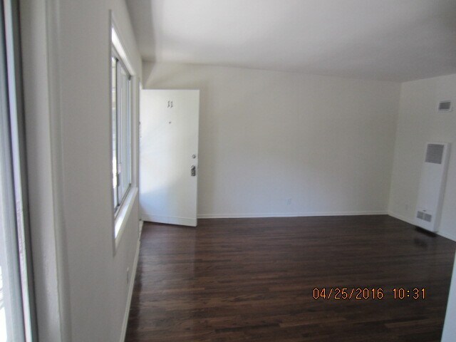 Building Photo - 1220 Havenhurst Dr