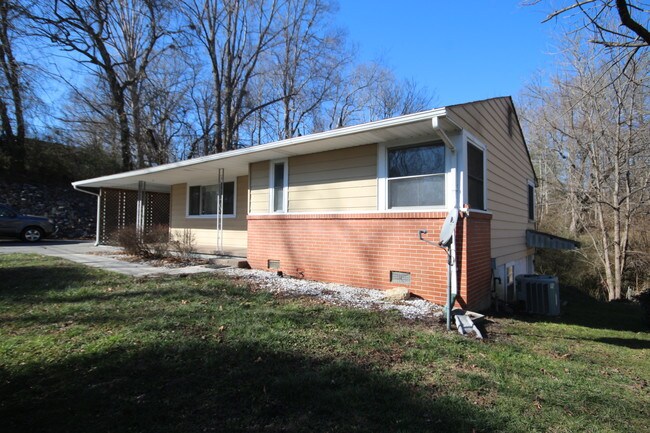 Building Photo - 353 Old Hendersonville Hwy