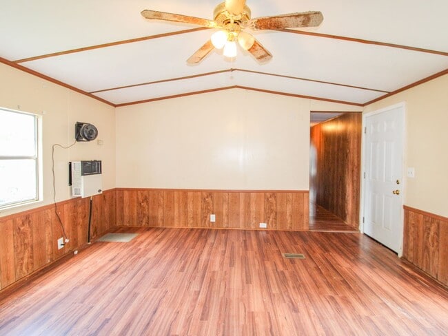 Building Photo - Close to downtown Pulaski!