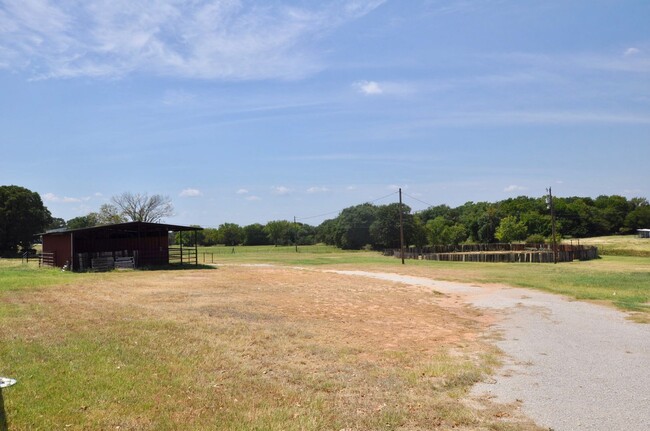 Foto del edificio - For Lease – Nice Horse Property - Texas St...