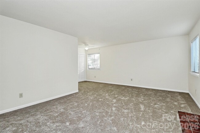 Foto del edificio - 6121 Heathstone Ln