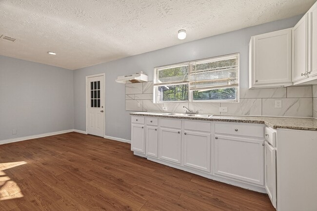 Foto del edificio - 4-Bedroom Single-Family Home in a Prime Houston Location