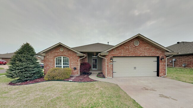 Foto del edificio - Beautiful 3 Bedroom, 2 Bathroom Home on Corner Lot with Storm Safe in Moore!