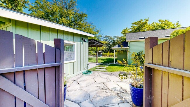 Foto del edificio - Country Charm Meets Vineyard Views! Two Bedroom Two bath with room to relax!