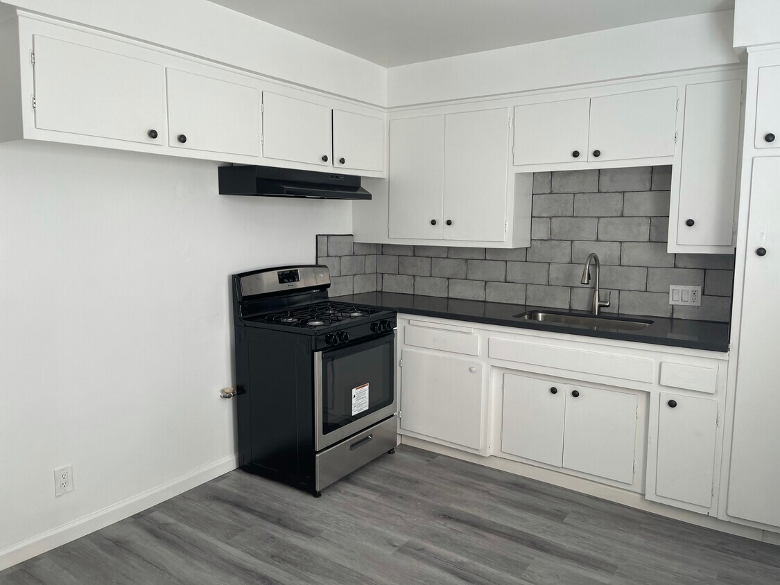 Foto principal - 4760 Edison St