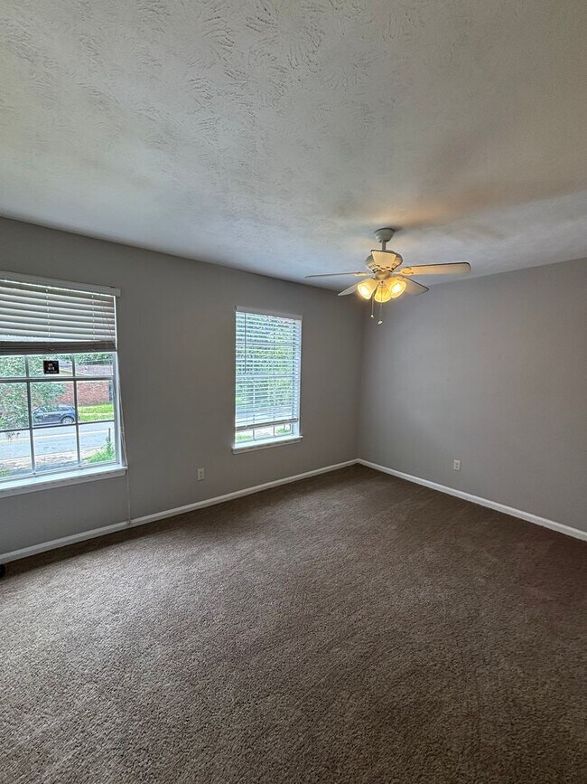 Building Photo - Beautiful 3 Bedroom Townhouse!
