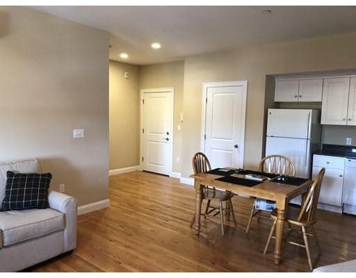 Primary Photo - 60 Pearl Pl