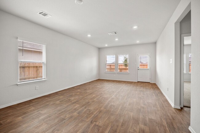 Foto del edificio - REDUCED DEPOSIT!!!  Brand New Construction...
