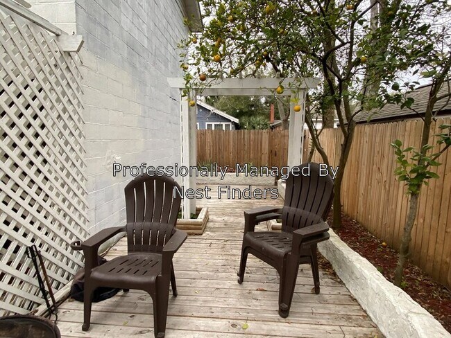 Building Photo - 2345 Myra St