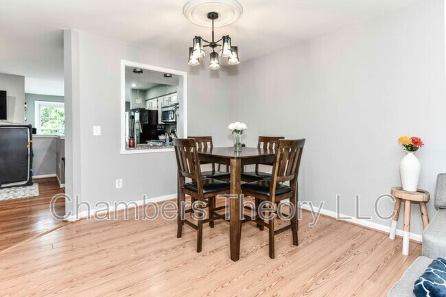 Foto del edificio - 1242 Bond St.