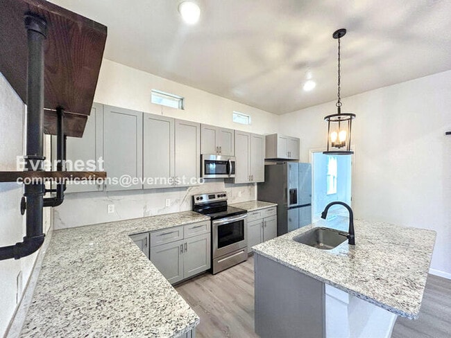 Building Photo - 207 University Ave.