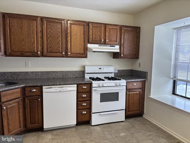 Building Photo - 2028 Yorktown S