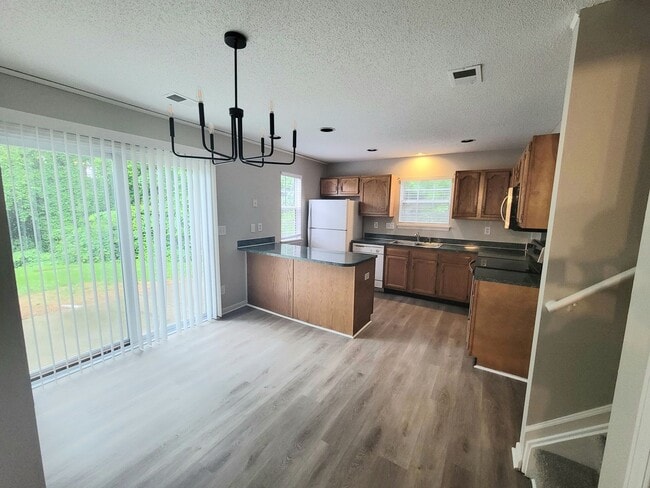 Building Photo - Townhome in University Area; Master on Main!