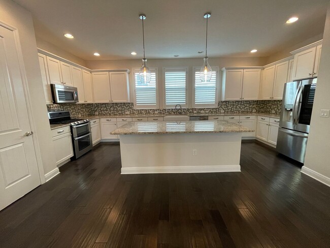 Foto del edificio - Large 3 Bed 3.5 Bath 2 Car Garage Townhous...