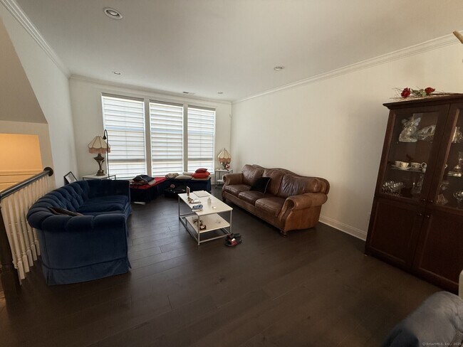 Building Photo - 8 Brentwood Cir