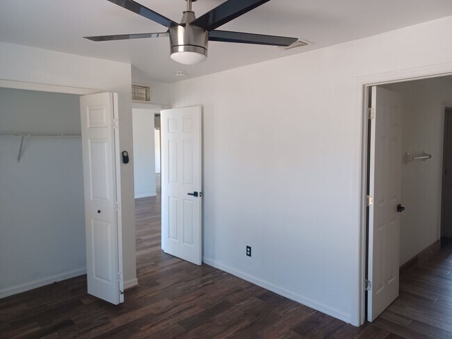 Foto del edificio - Available Now: 3/2 + den Home On A Quiet D...