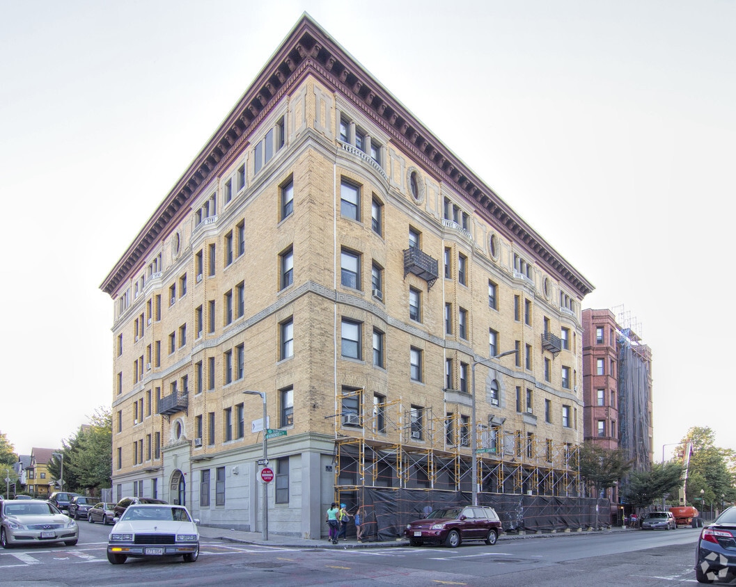 Primary Photo - Lionhead Apartments