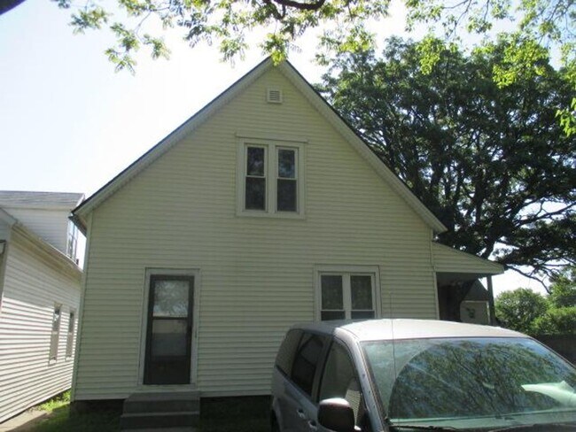 Building Photo - Updated and Spacious South Omaha 3 bed 2 b...