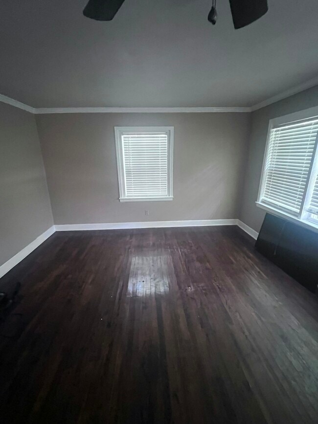 Building Photo - 2116 Highland Ct