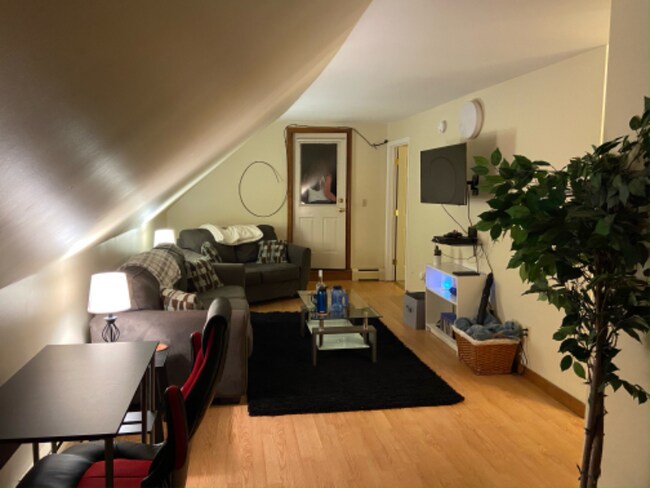 Building Photo - 112 Fourth St