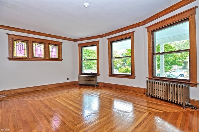Building Photo - 2 br, 1 bath Triplex - 969 Elm St Fl 1