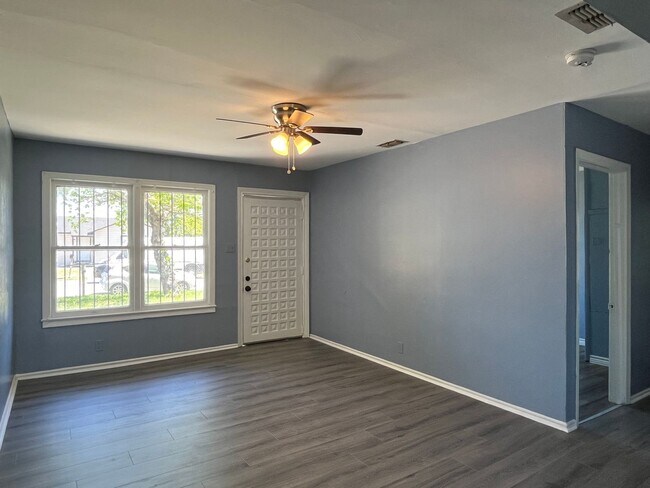 Foto del edificio - Three Bedroom One Bath Central A/C