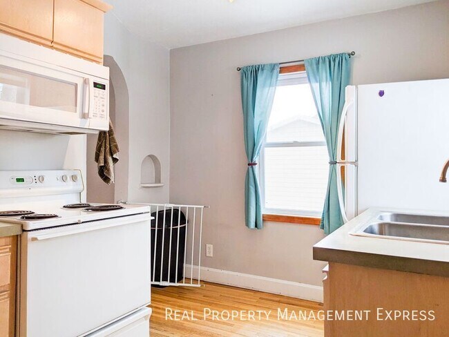 Foto del edificio - 3 Bed House w/ Fenced-In Yard