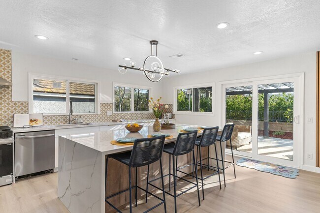 Foto del edificio - BEAUTIFULLY RENOVATED 4-BEDROOM HOME IN PH...