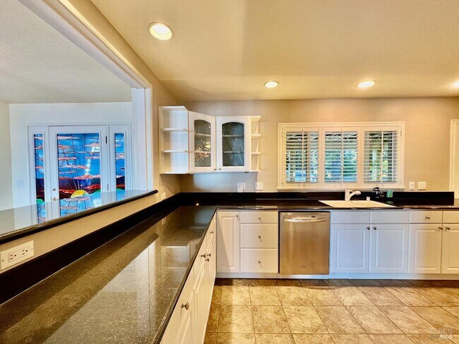 Building Photo - 490 Sunset Dr