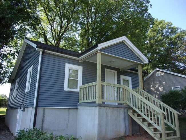 Building Photo - Beautifully Renovated 2 Bedroom 1 Bath Home