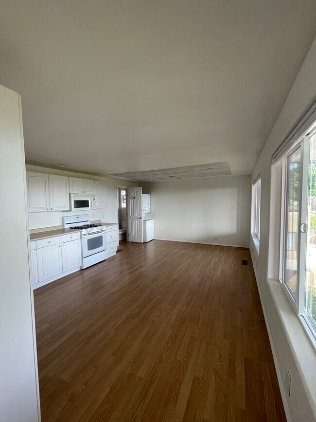 Building Photo - 232 Avenida La Cuesta