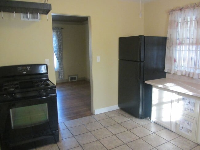 Building Photo - Very sharp 2 BR house in Normal