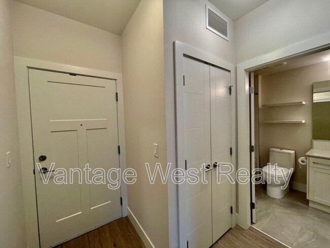 Photo du bâtiment - 4380-4380 Lakeshore Rd