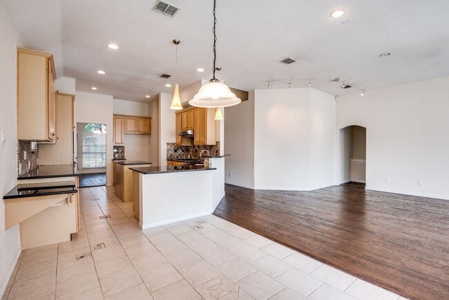 Building Photo - Spacious & Elegant Living in the Heart of Coppell